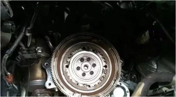 當(dāng)大家在使用汽車(chē)的時(shí)候，感覺(jué)踩離合器的時(shí)候很吃力，即使踩了離合掛擋也會(huì)不平順，或者行車(chē)無(wú)力，發(fā)動(dòng)機(jī)轉(zhuǎn)速上去了而車(chē)速起不來(lái)等等這些問(wèn)題，那就是我們常見(jiàn)的離合器問(wèn)題。